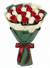 Букет Микс из красных и белых роз в Аннино