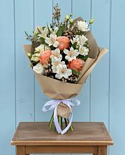 Букет цветов из:  Альстромерии, Лизиантусы, Розы и Хризантемы в Аннино