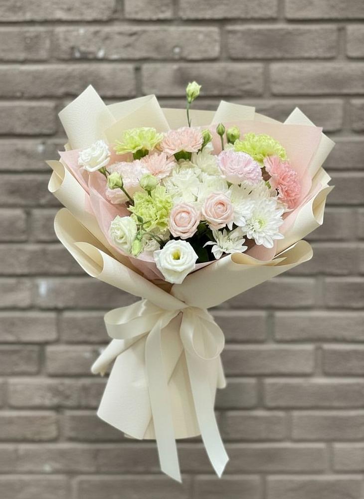 Букет цветов из: Гвоздики, Розы, Лизиантусы и Хризантемы в Аннино