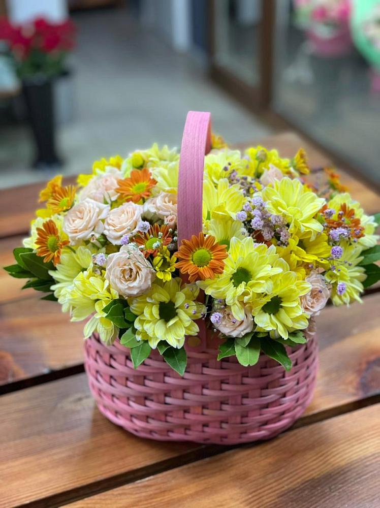 Цветочная композиция из Хризантемы и Розы в корзине в Аннино
