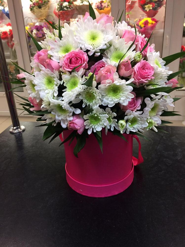 Цветочная композиция из Розы и Хризантемы в шляпной коробке в Аннино