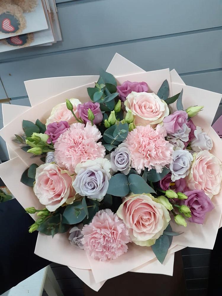 Букет цветов из: Розы, Гвоздики и Лизиантусы в Аннино