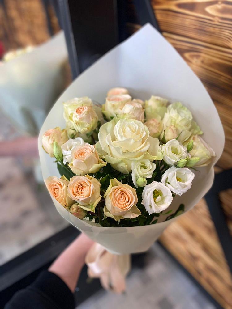 Букет цветов из: Розы и Лизиантусы в Аннино